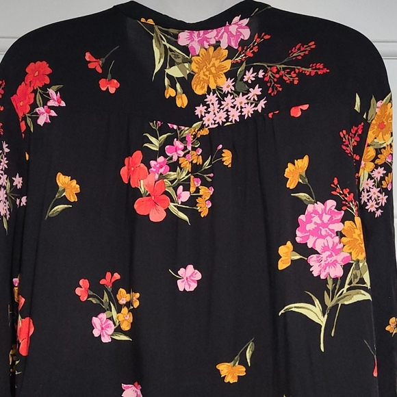 💙 BLOUSE: Tunic Style Black Floral Blouse - Picture 3 of 10